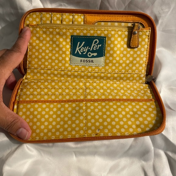 Fossil large wallet. Used and loved. Price reflects age. Comes with dust bag. - Picture 2 of 5